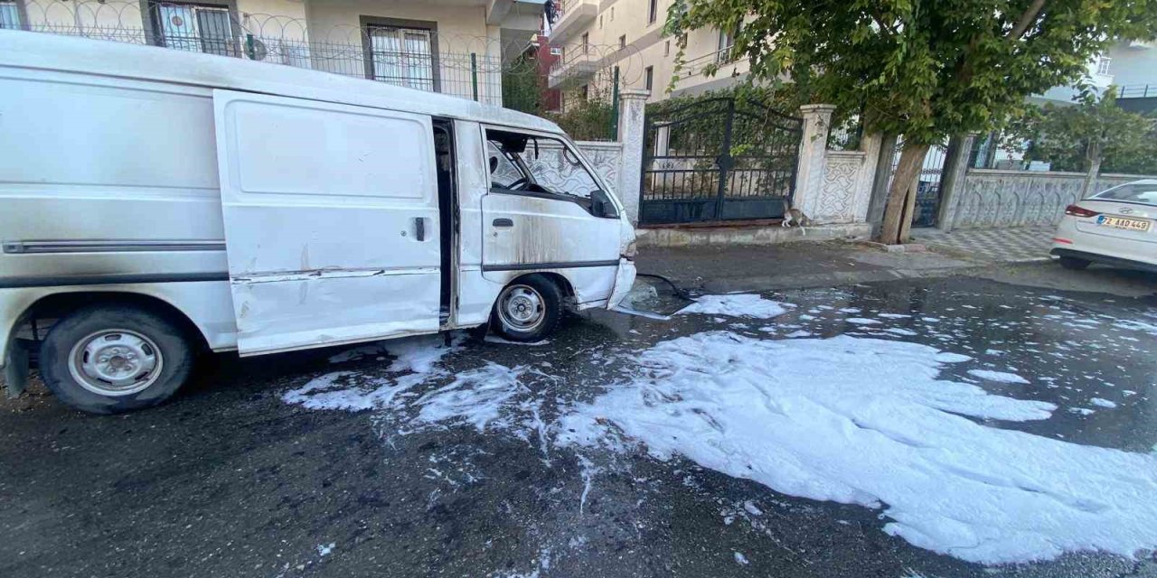 Batman’da park halindeki minibüs alev aldı