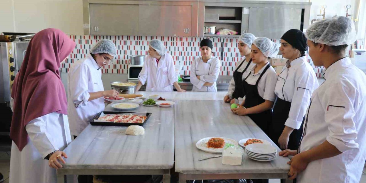 Bir ilçedeki okulların yemek ihtiyacını bu lise karşılıyor