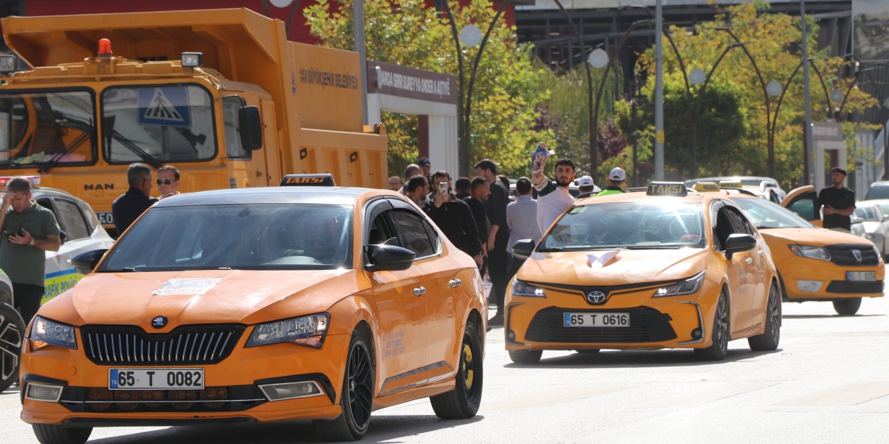 Van'da taksicilerden Rojin Kabaiş için kornalı eylem