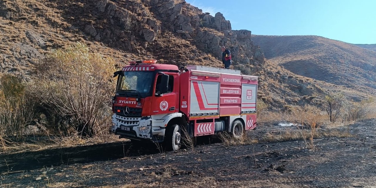 Yüksekova’da piknik alanında anız yangını