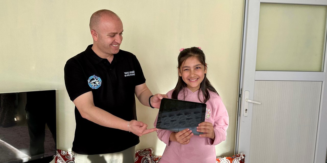 Yüksekova’da görme engelli öğrenciye özel tablet desteği