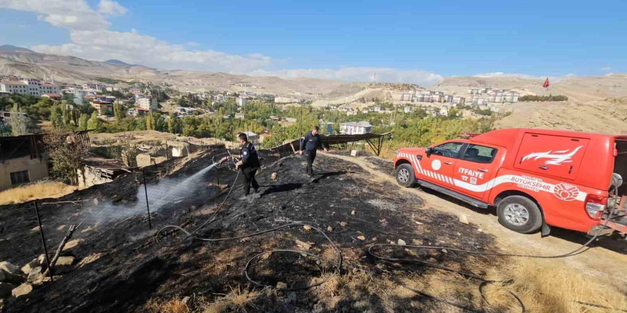 Malatya’nın Darende ilçesinde ot yangını çıktı