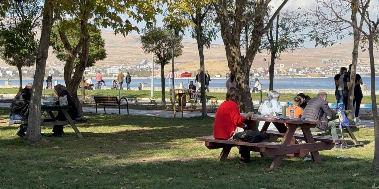 Tatvan’da güzel havayı fırsat bilenler sahile yöneldi