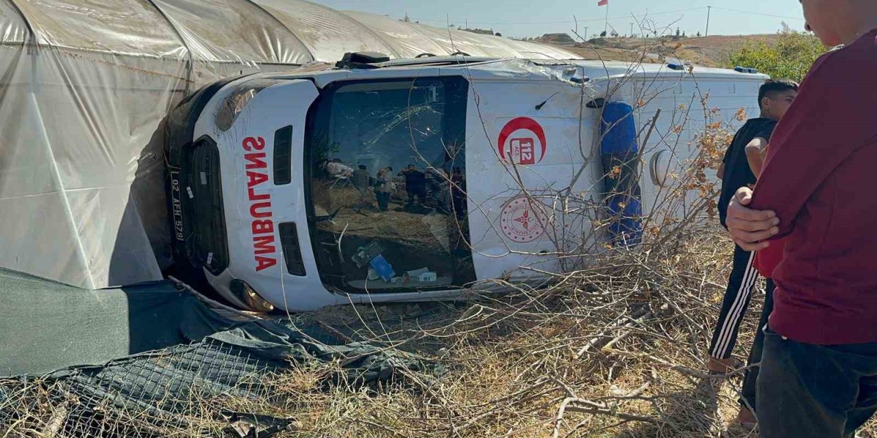 Yaralıları taşıyan ambulans ile otomobil çarpıştı: 8 kişi yaralandı