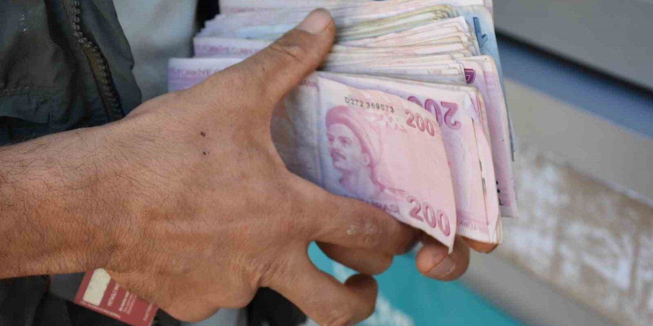 Şanlıurfa'da ATM’de buldukları paranın sahibini arıyorlar