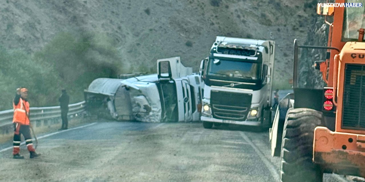 Hakkari-Van kara yolunda yakıt tankeri devrildi: 1 yaralı