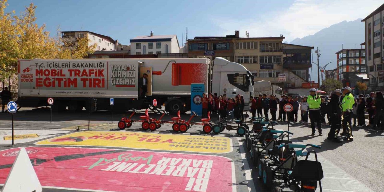 Mobil Trafik Eğitim Tırı Hakkari’de öğrencilerle buluştu