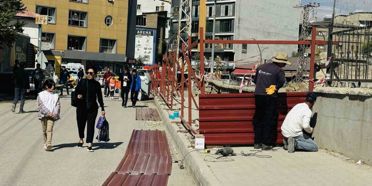 Okul yolundaki kaldırımın kapatılmasına tepki: "Kaldırımı öğrencilere açın"