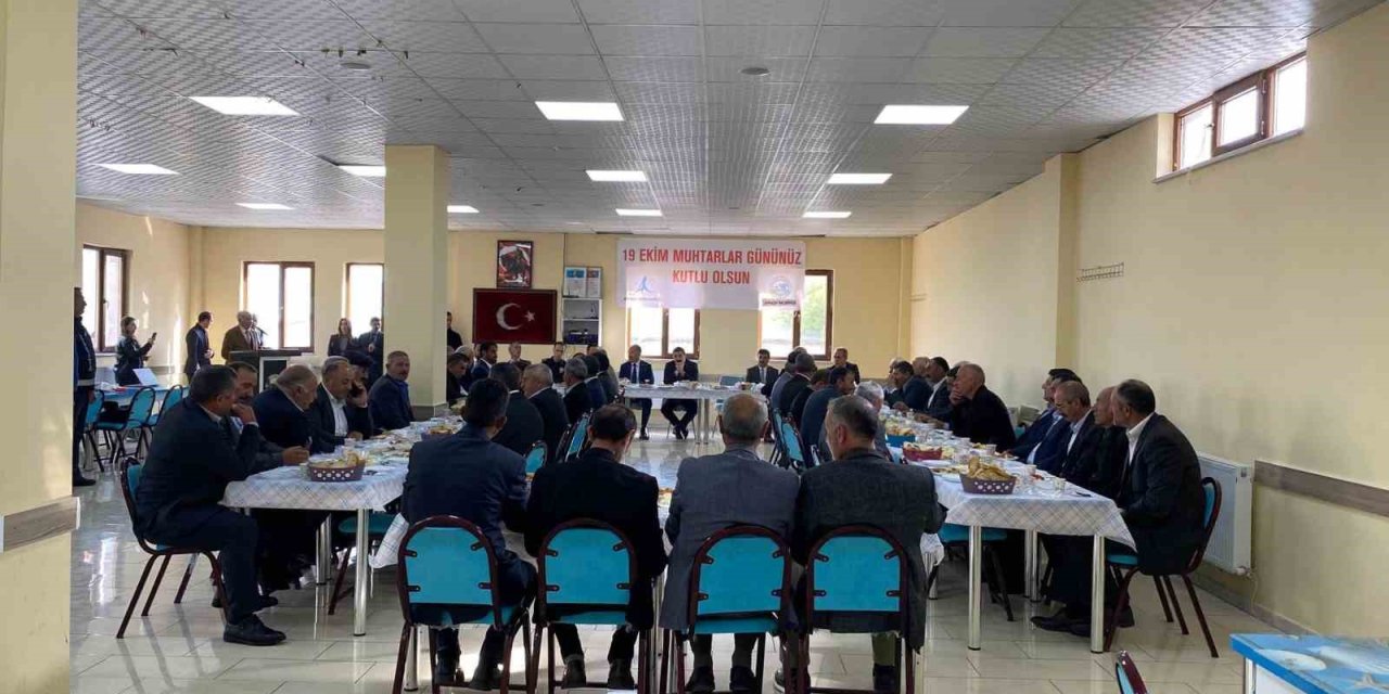 Arpaçay Kaymakamı Akköz muhtarlarla bir araya geldi