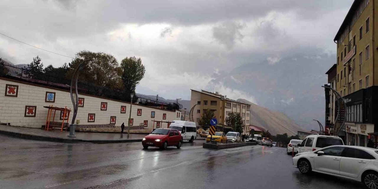 Hakkari ve ilçelerinde yağmur yağışı