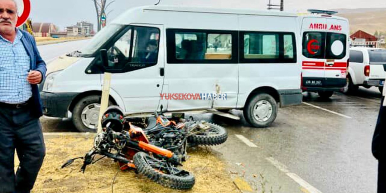 Yüksekova’da minibüs ile motosiklet çarpıştı: 2 yaralı