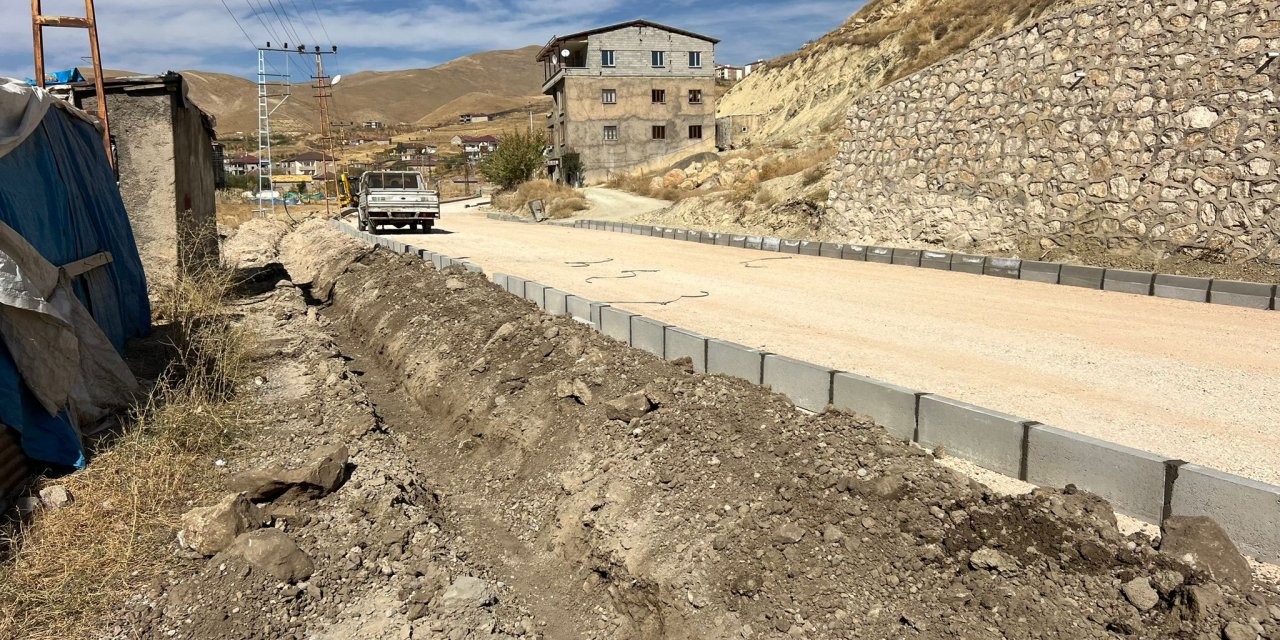 Esenyurt Mahallesi’nde yeraltı internet hattı çalışması