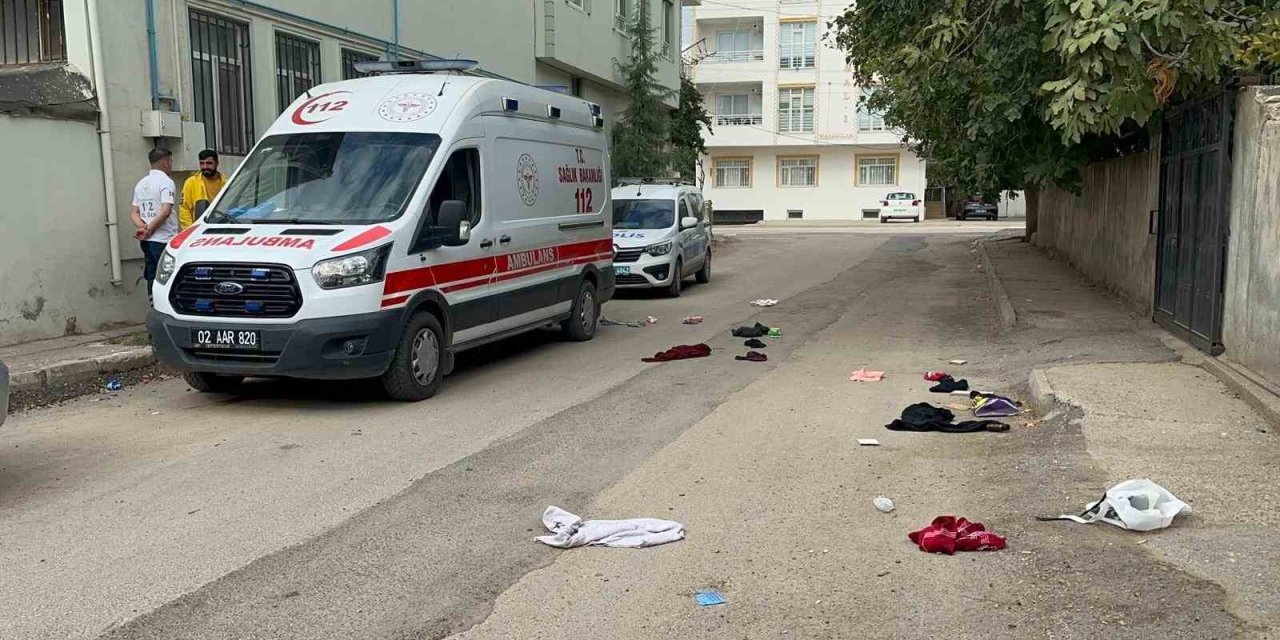 Genç kız sokak ortasında yumruklu ve tekmeli saldırıya uğradı