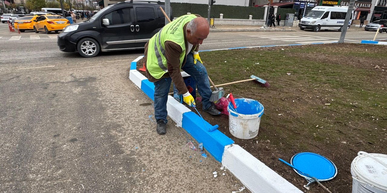 İpek Yolu Caddesi’nin kaldırım taşları boyanıyor