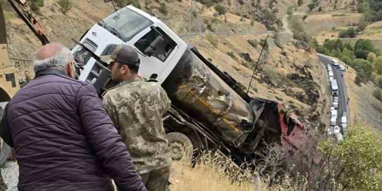 Şemdinli-Derecik yolunda uçuruma düşen kamyonu askeri vinç kurtardı