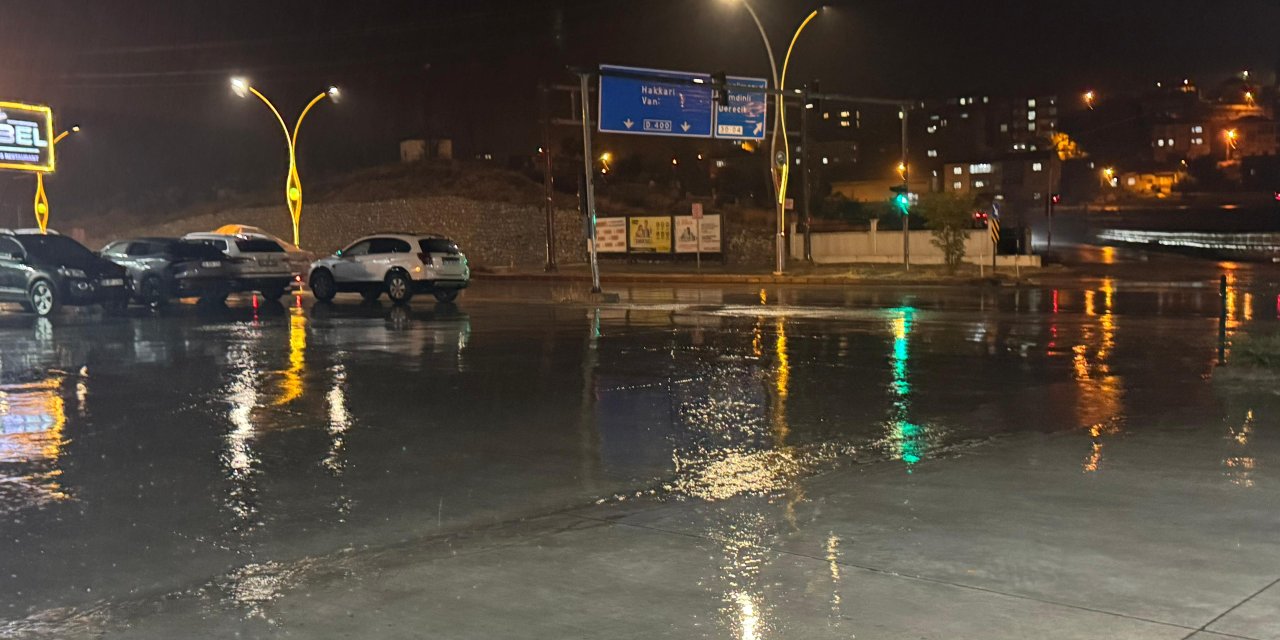 Yüksekova’da sağanak yağış etkisini sürdürüyor