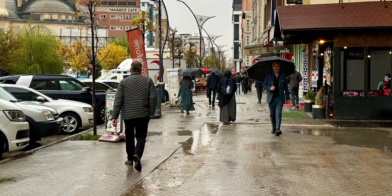 Yüksekova’da sağanak yağış etkisini sürdürüyor