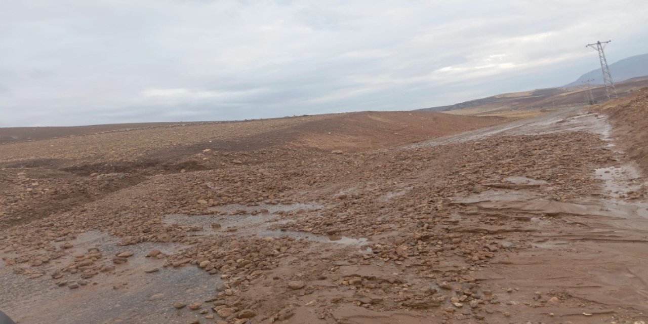 Siirt’te yağışla birlikte oluşan heyelan yola aktı