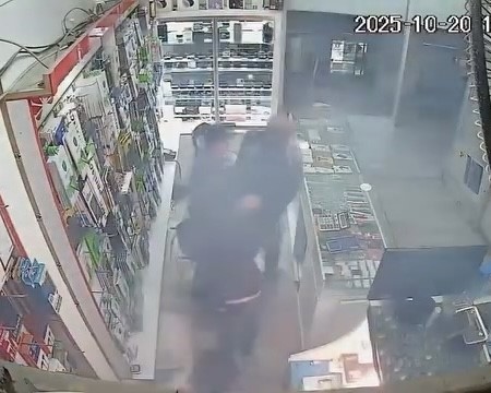 Cep telefonu bataryası bomba gibi patladı