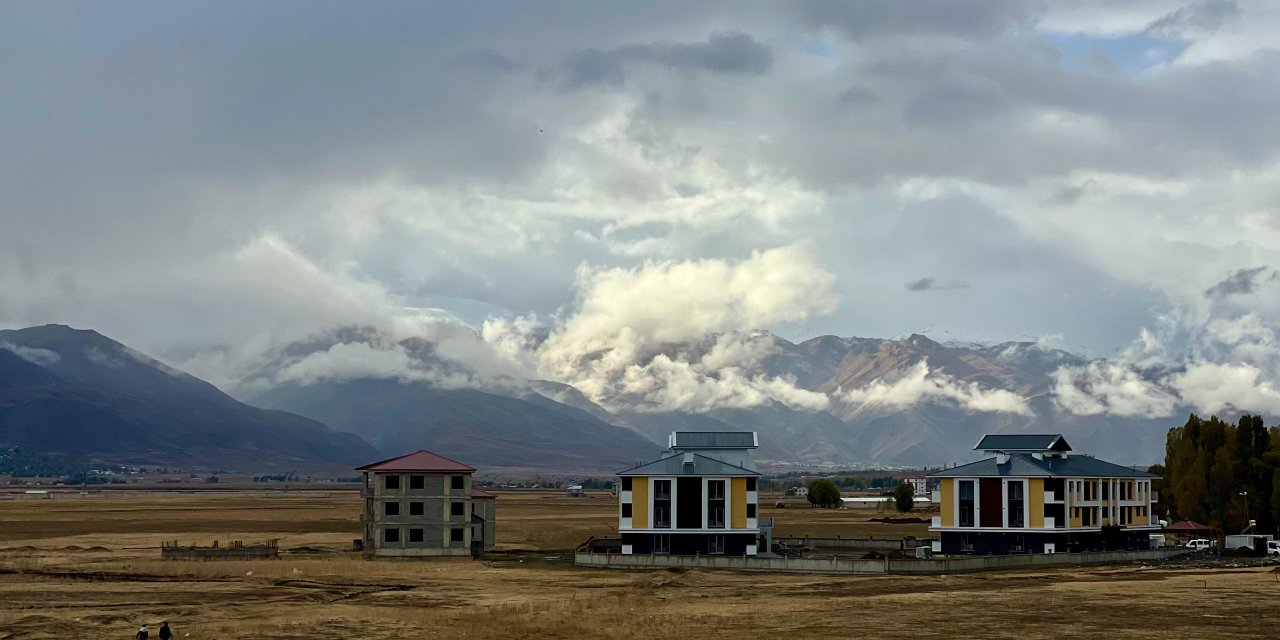 Yüksekova’da Cilo-Sat Dağları beyaza büründü
