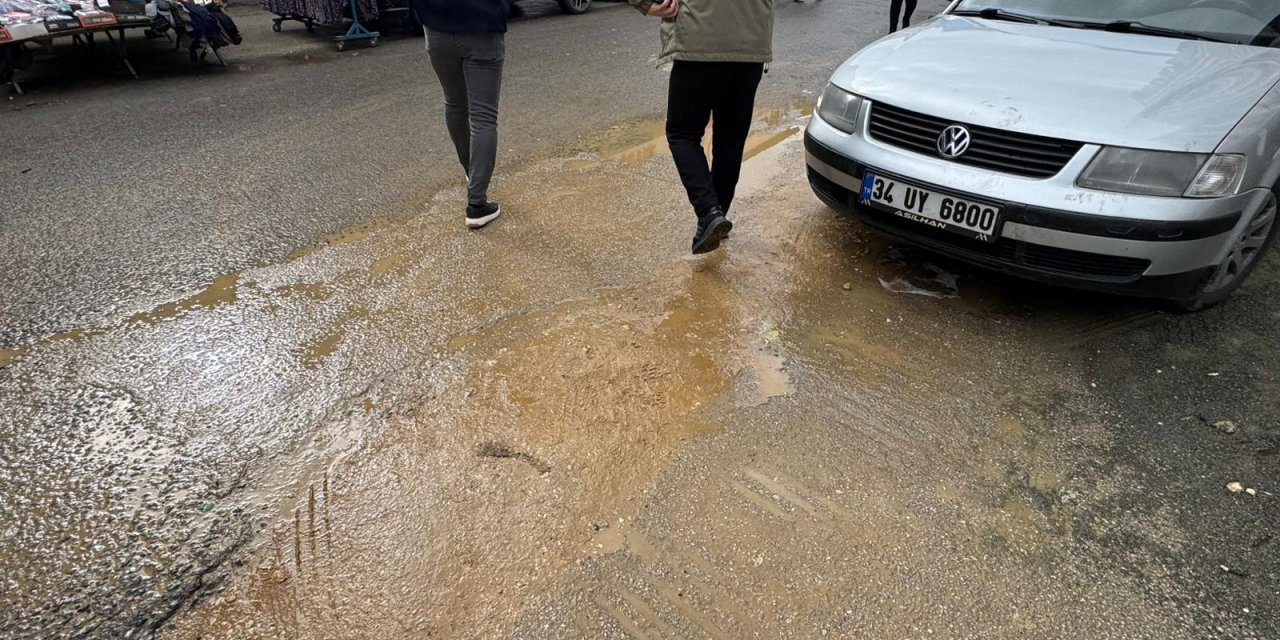 Yüksekova’da doğal gaz ve elektrik için kazılan yollar yağış sonrası çamurlu hale geldi