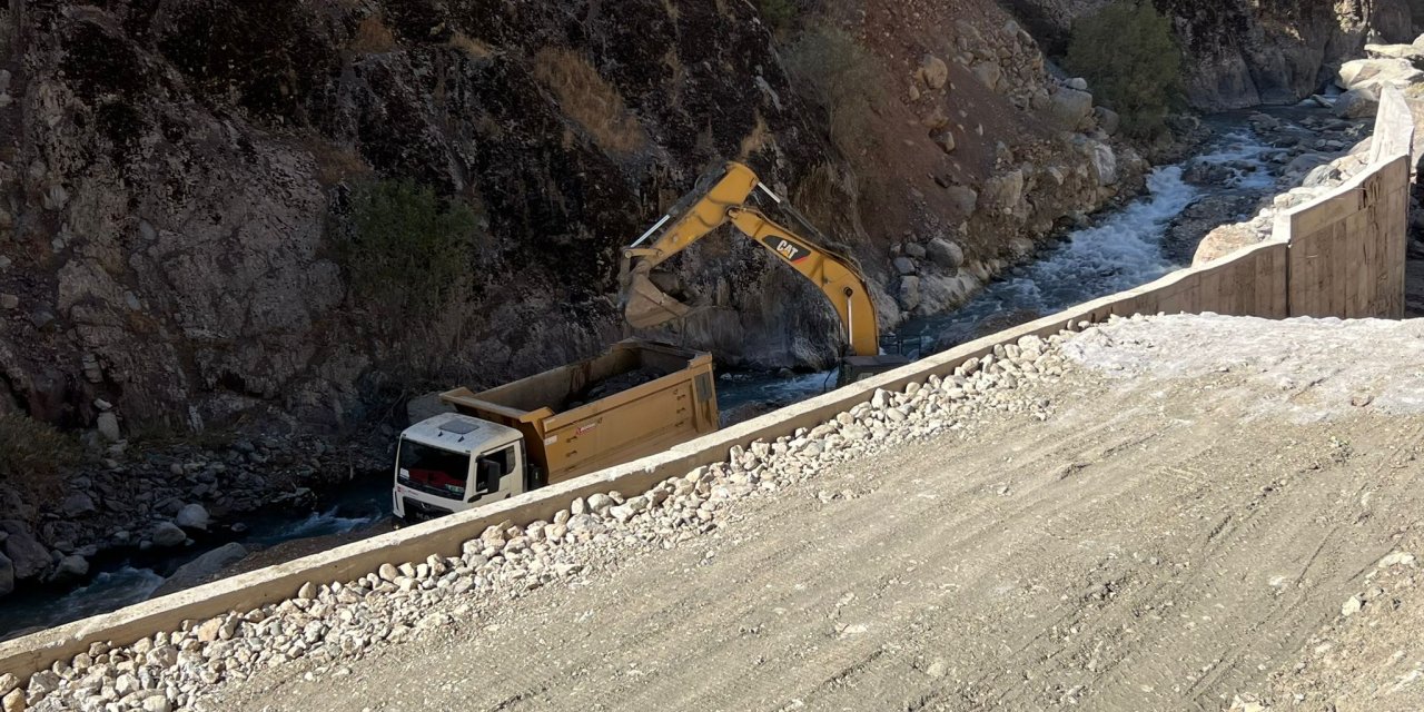 Dağlıca yolunda çığ tüneli için 230 metrelik perde duvar tamamlandı