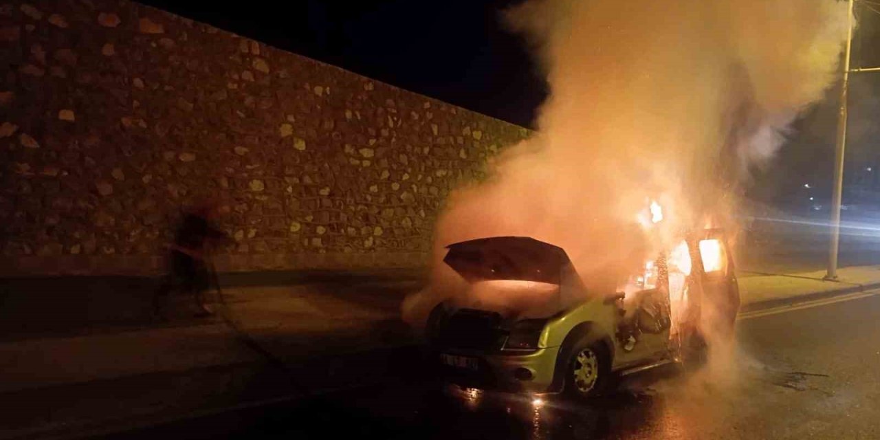 Malatya’da seyir halindeki araç alev aldı