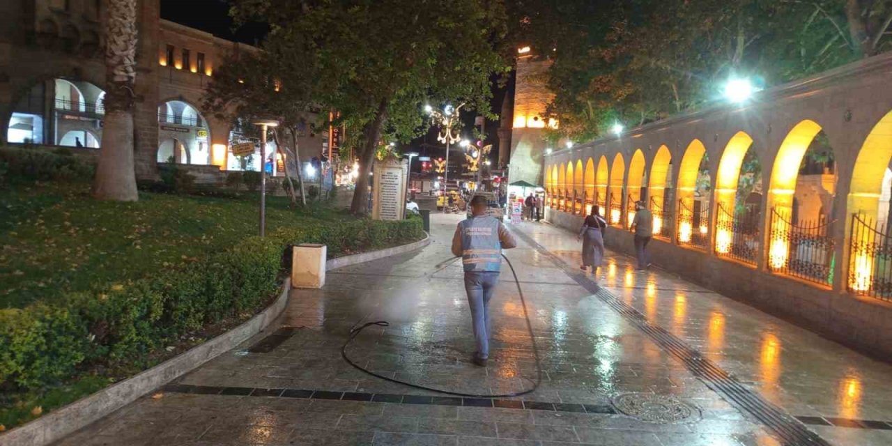 Eyyübiye Belediyesi sokakları yıkadı