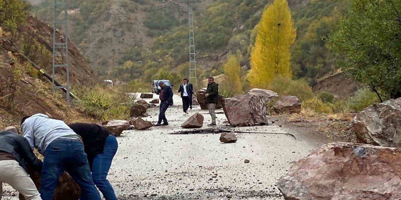Çatak’ta yola kaya parçaları düştü