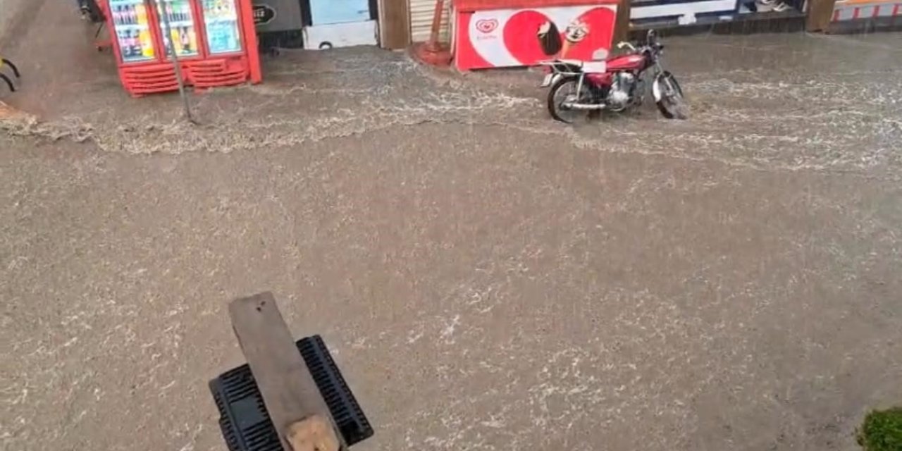 Çermik ve Ergani'de sağanak caddeleri göle çevirdi