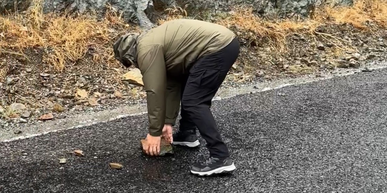 Şemdinli-Derecik karayoluna düşen kaya parçalarını dağcılar temizledi