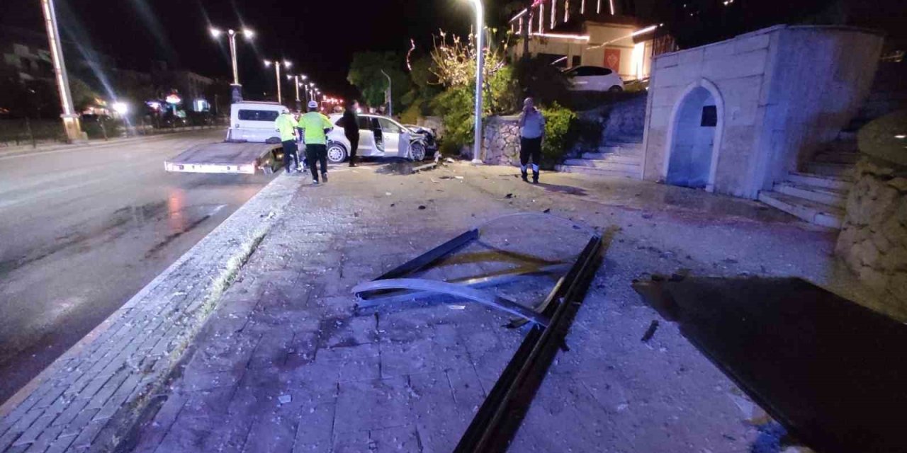 Elazığ’da otomobil durağa çarptı: 1 kişi yaralandı