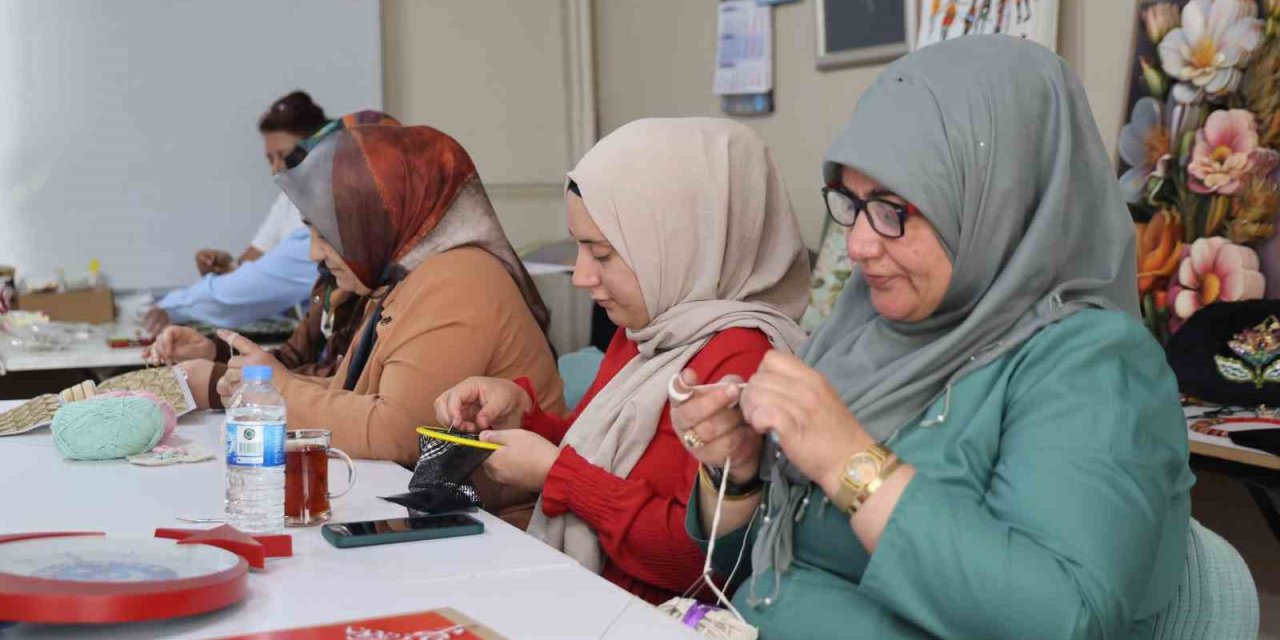 Elazığ'da kadınlar, el sanatları kursunda hem öğreniyor hem de ev ekonomisine katkı sağlıyor