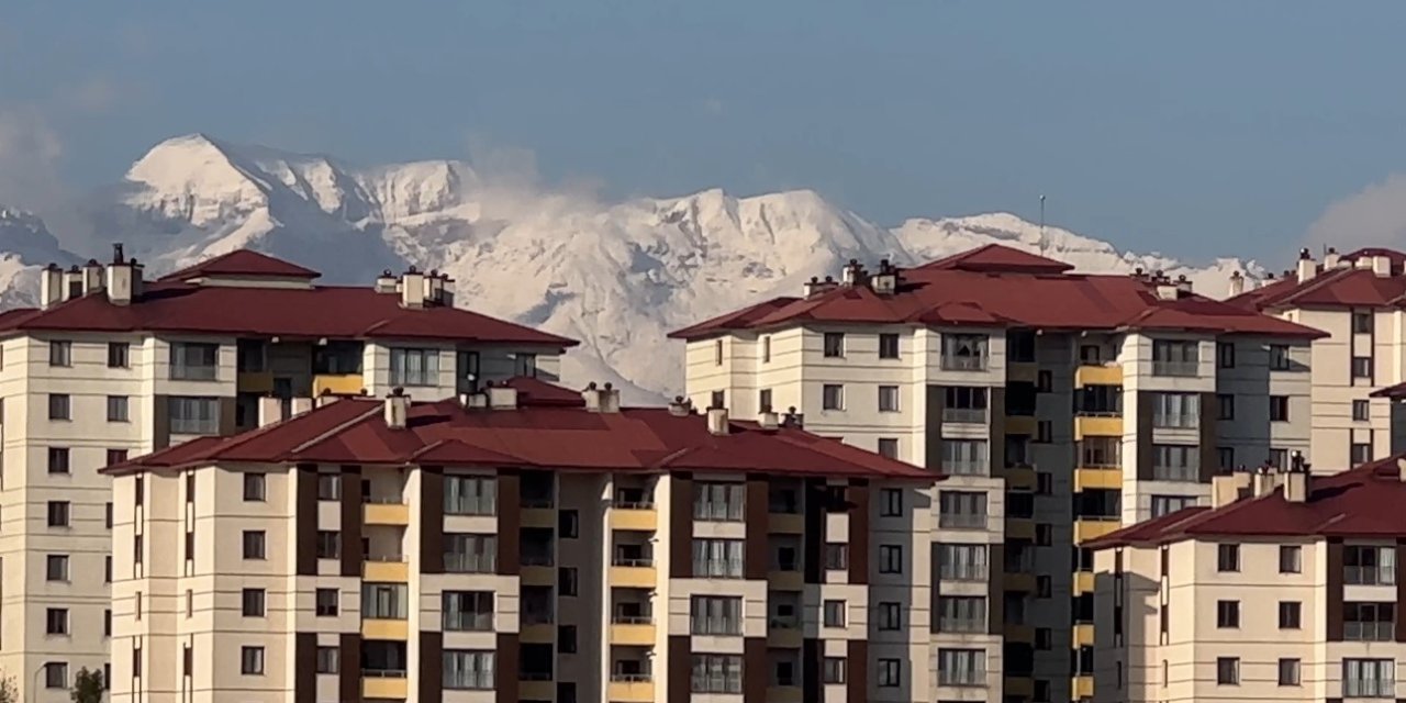 Yüksekova Cilo Dağı yeniden beyaza büründü