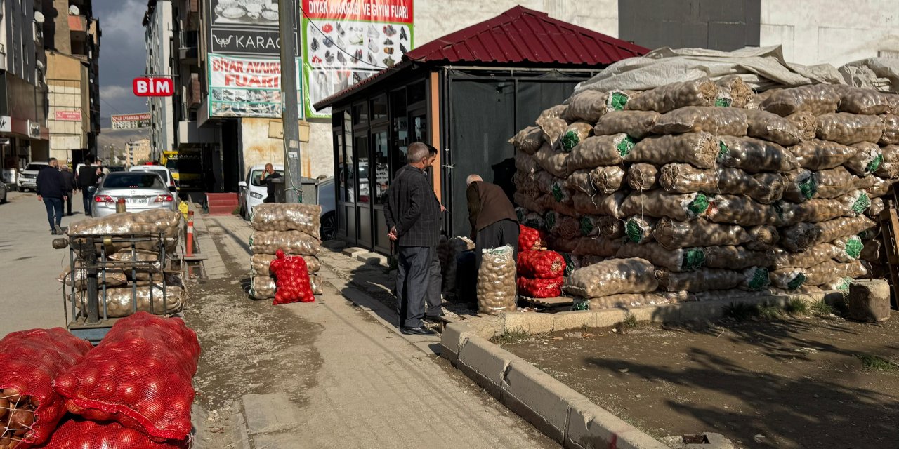 Yüksekova’da Ahlat patatesi tezgâhlarda yerini aldı