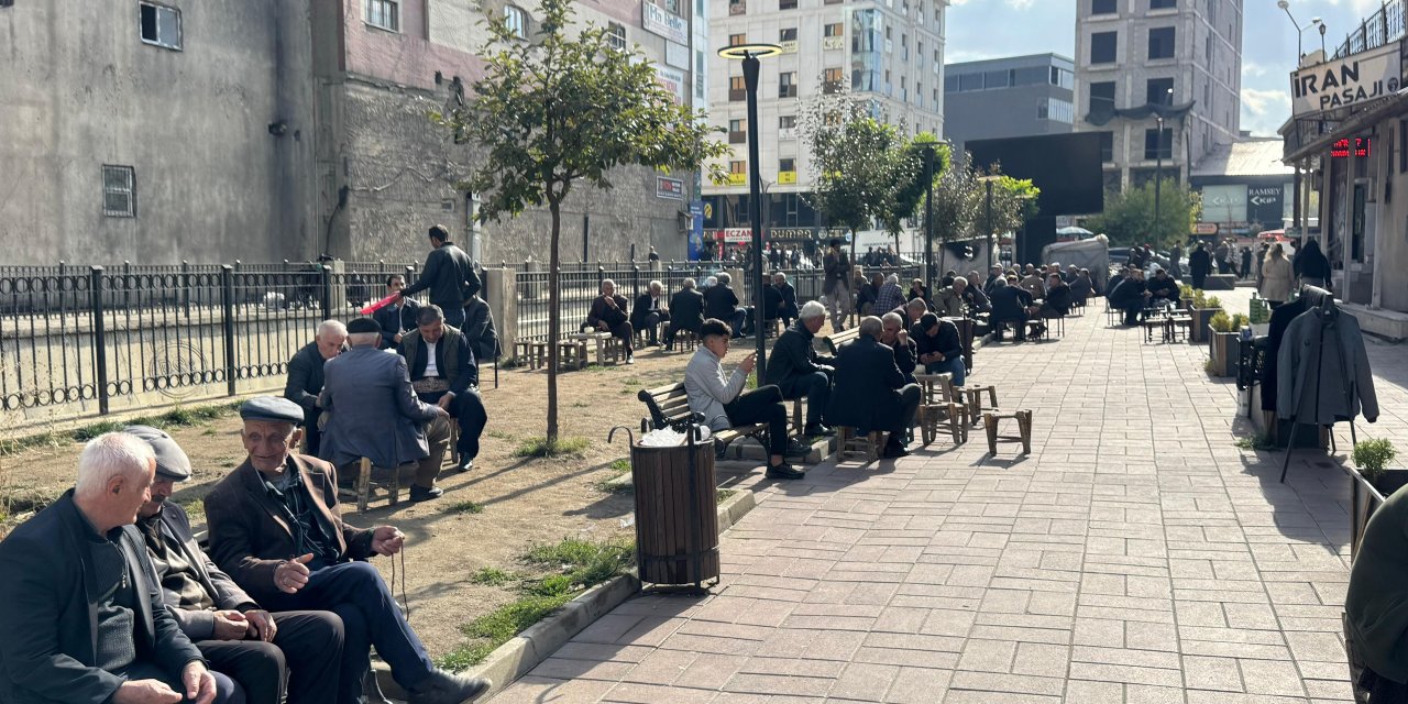 Yüksekovalılar yağış sonrası güneşli havanın tadını çarşı ve parklarda çıkardı