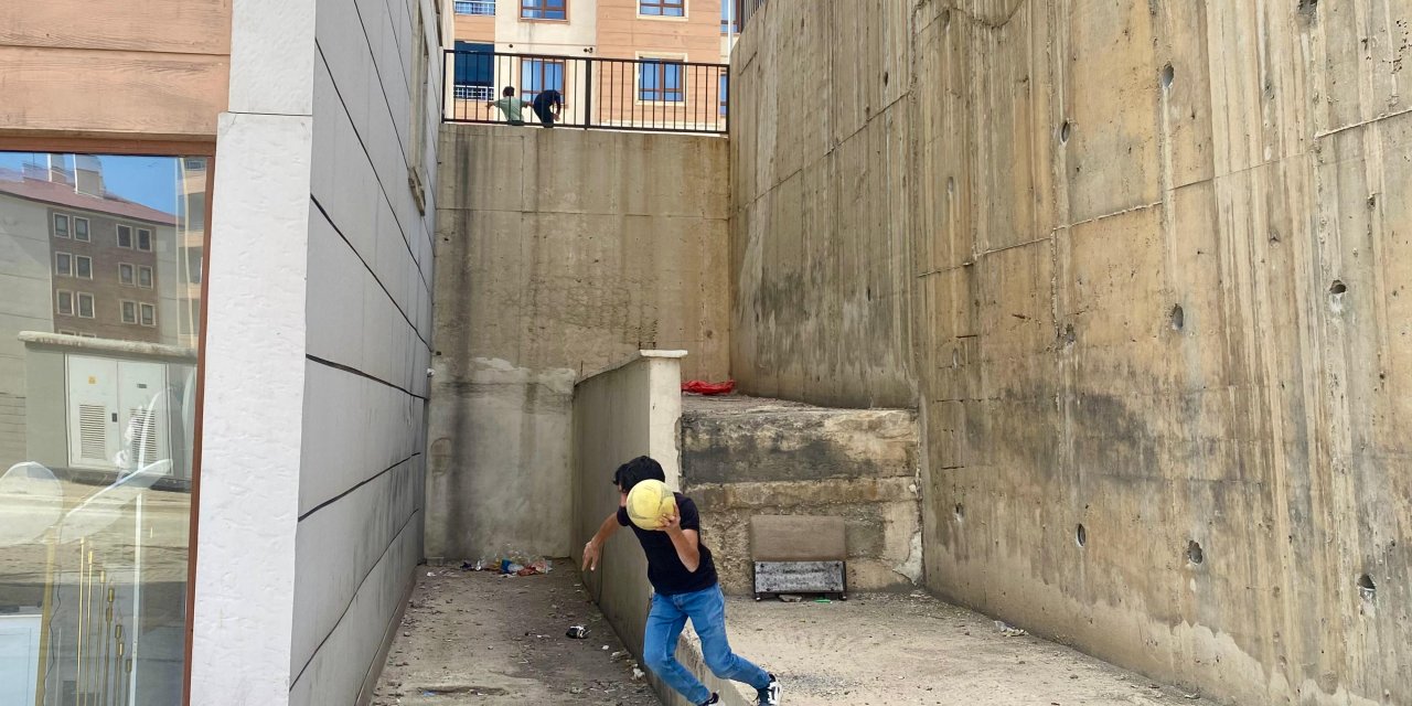 Yüksekova’da istinat duvarı tehlikeli oyun alanına dönüştü