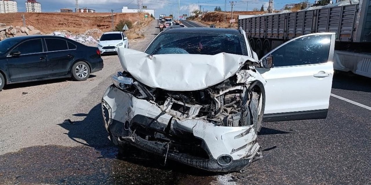 Traktör ile otomobil çarpıştı: 4 kişi yaralandı