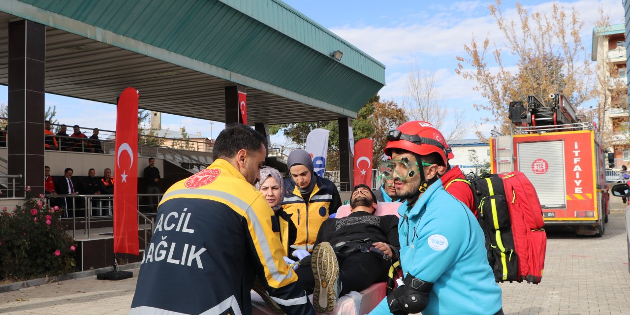 Van'da depremin 14'üncü yıl dönümünde deprem tatbikatı yapıldı