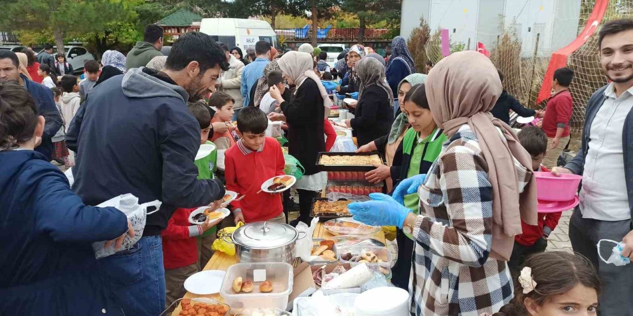 Bitlis'te ilkokul öğrencilerinden Gazze için yardım etkinliği
