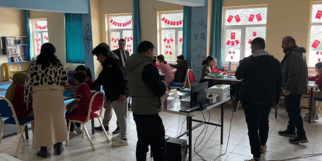 Aktütün'deki öğrencilere oyun seti hediyesi