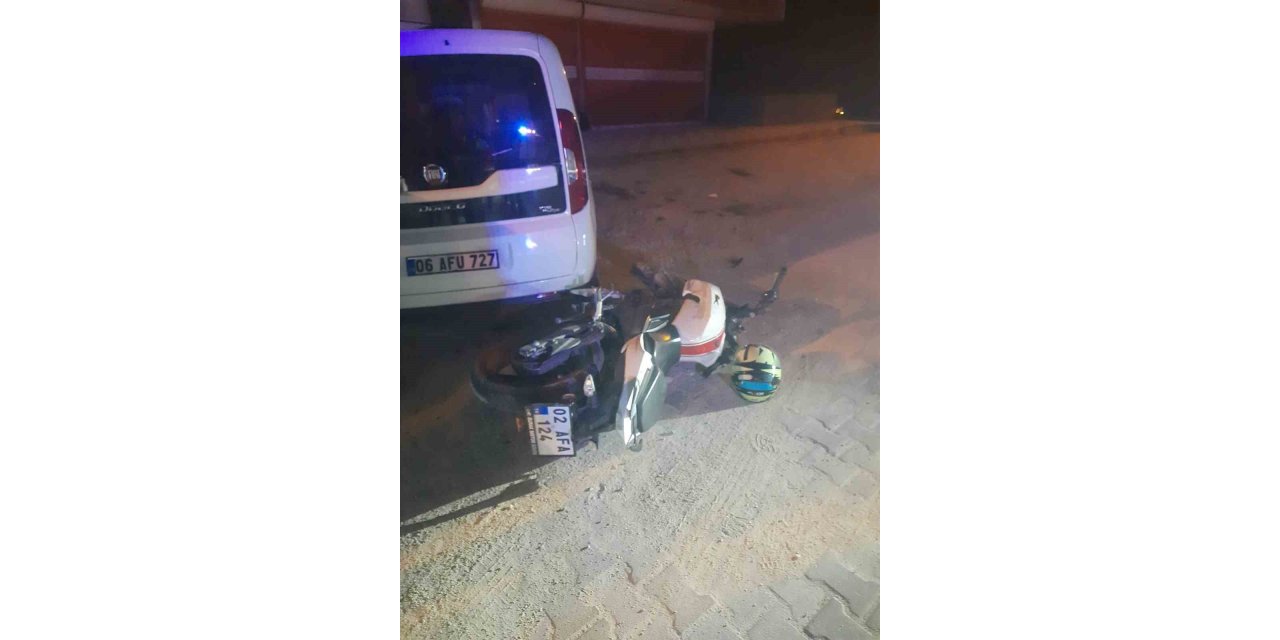 Motosiklet park halindeki araca çarptı: 1 kişi yaralandı