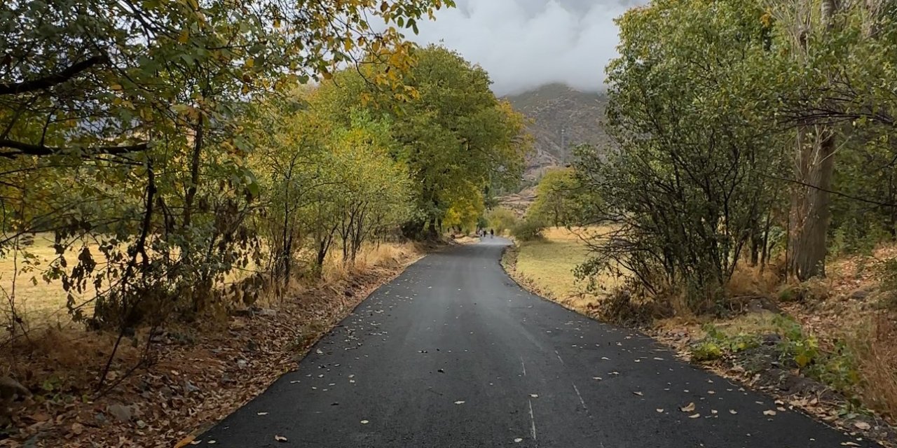 Şemdinli-Derecik ilçesinin Irak sınırında kartpostallık manzara