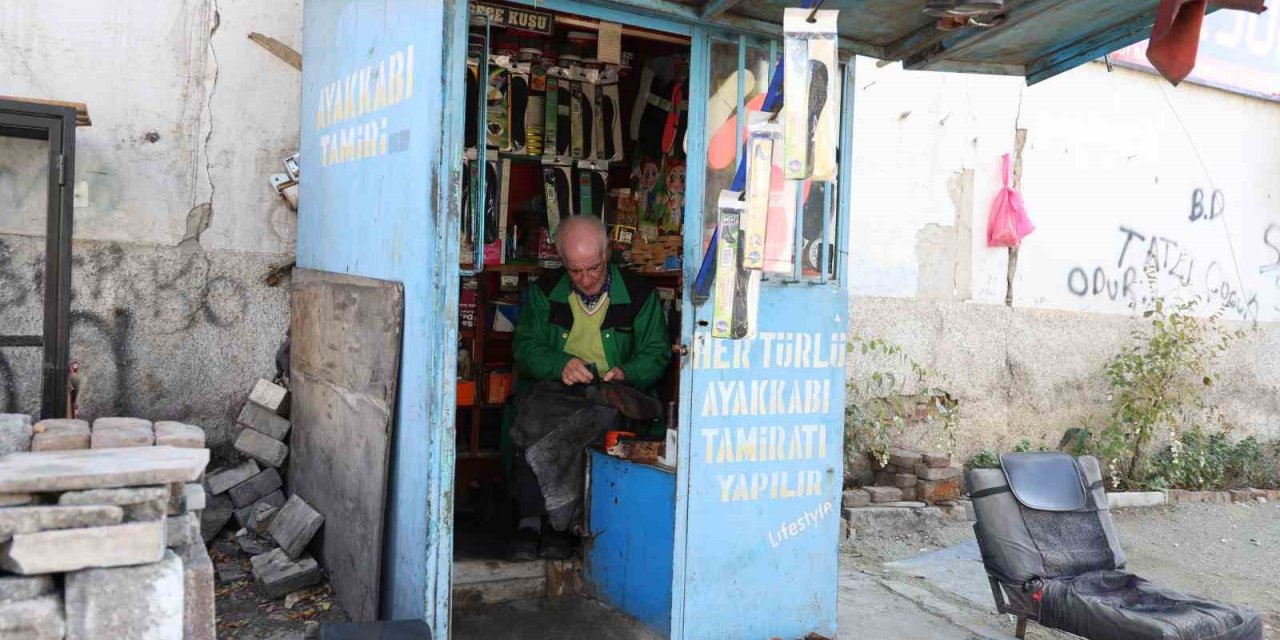 2 metrekarede 45 yıllık ayakkabı boyacılığı