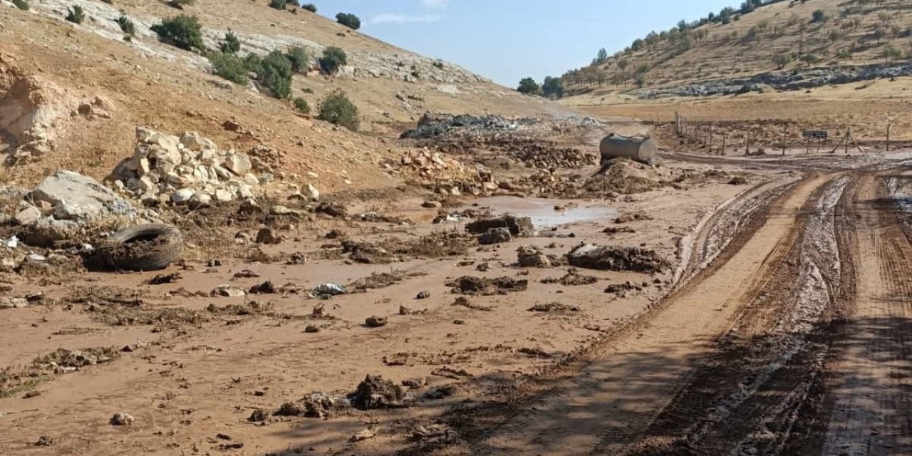 Etkili olan yağmur Besni'de tarlaları sular altında bıraktı
