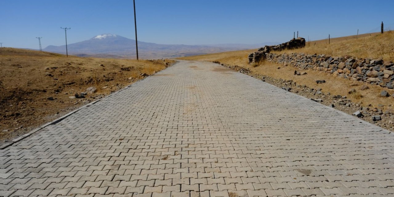 Ağrı'da köye kilitli parke taşı