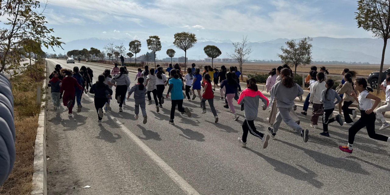 Yüksekova’da Cumhuriyet koşusu yapıldı
