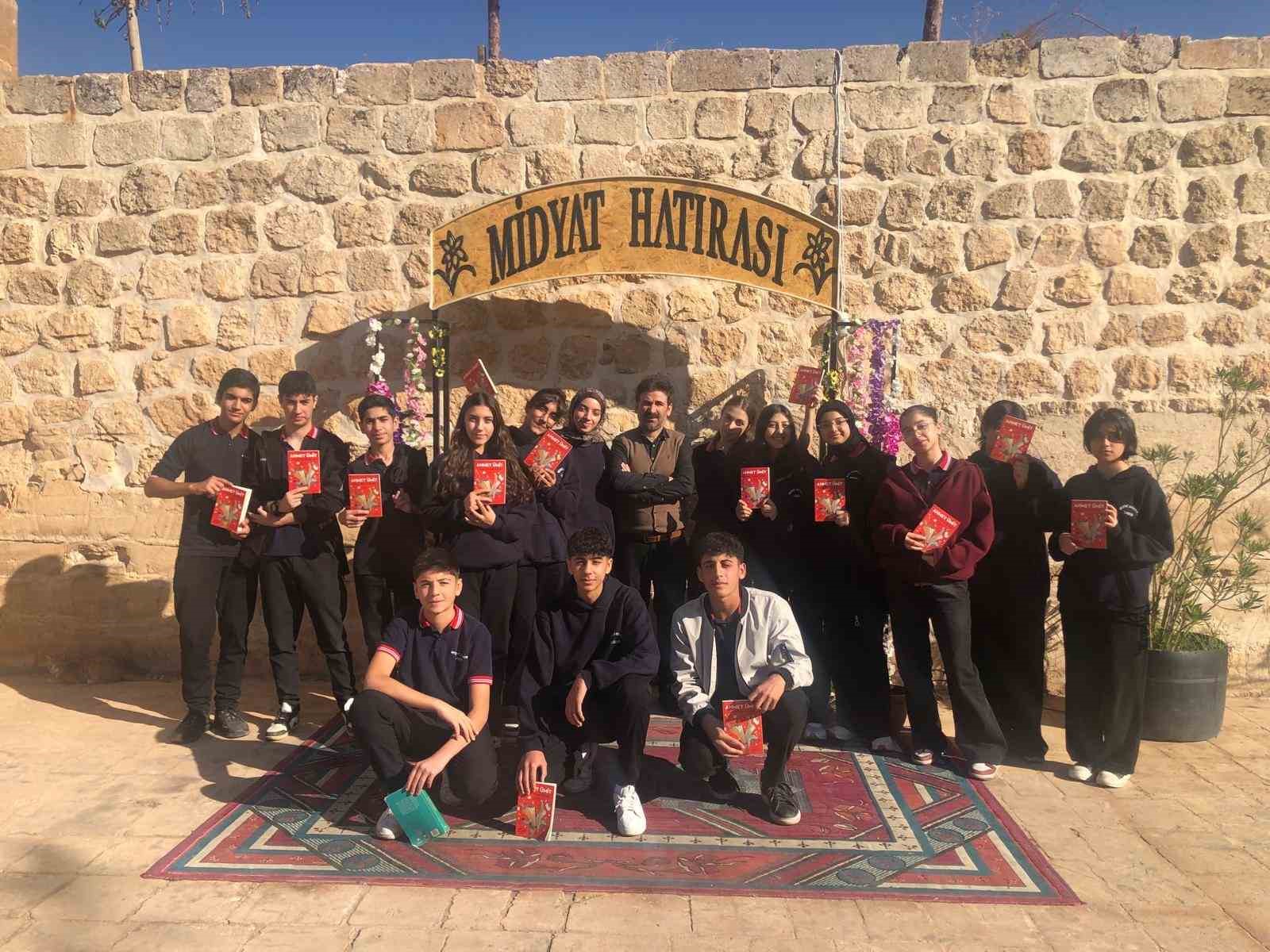 Midyat'ta öğrenciler tarihi sokaklarda kitap okudu