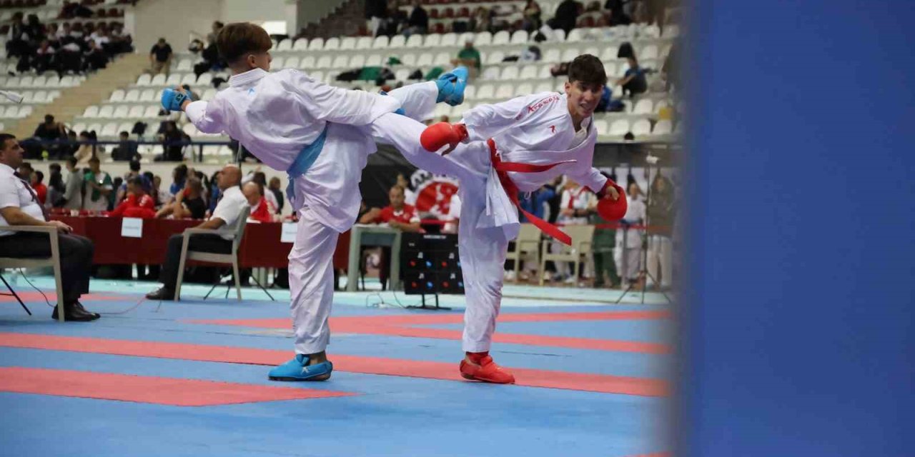 1200 sporcu Elazığ’da karate için buluştu