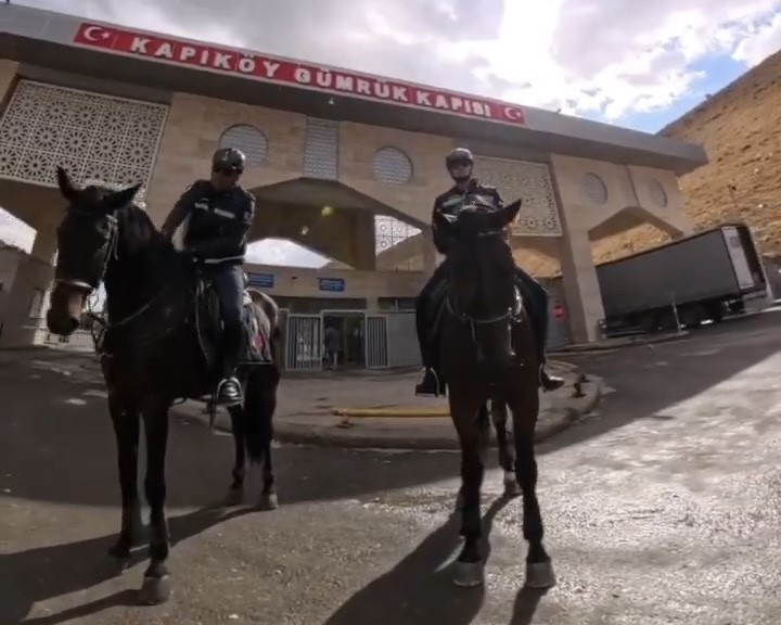 Atlı Jandarmalar Kapıköy sınırında görevde